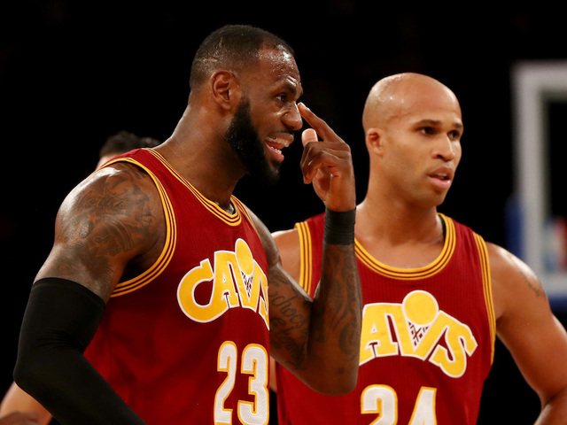 LeBron fails water bottle flip challenge during game