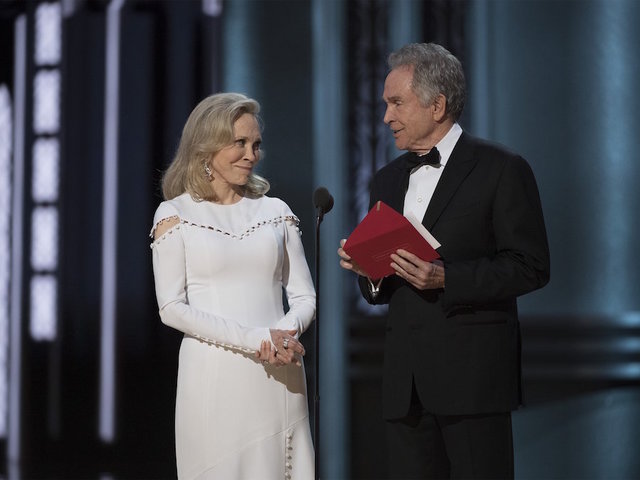 Social media reacts to Oscar best picture goof