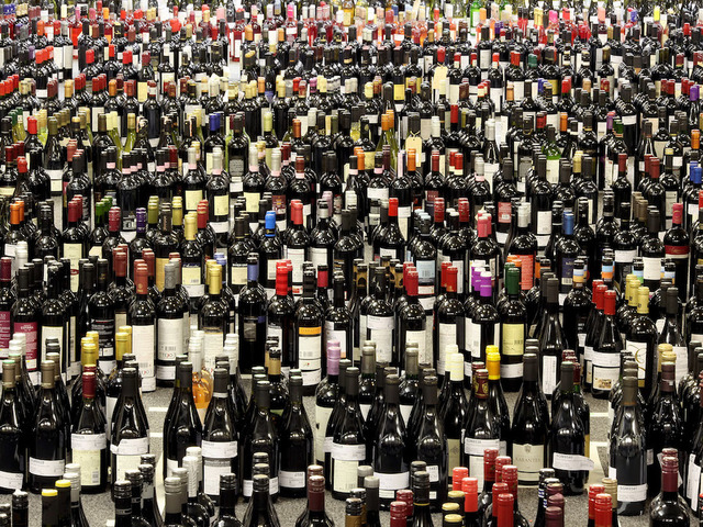 How to drink wine without removing the cork