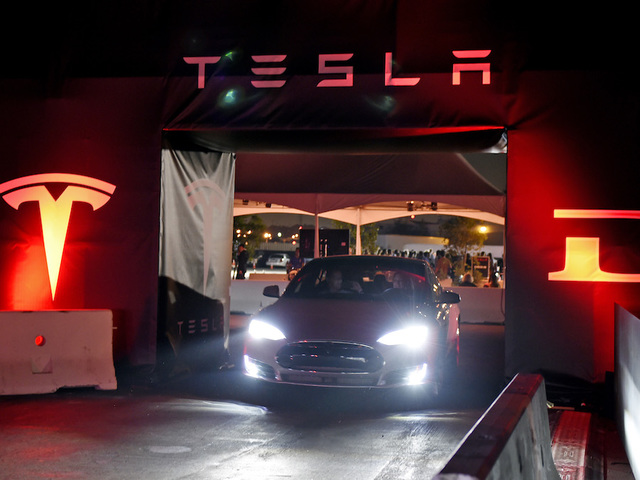Tesla board member denies harassment claims