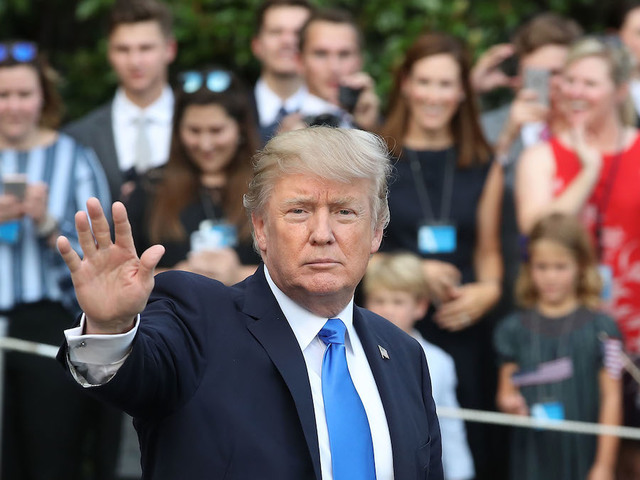 Trump crashes wedding at his New Jersey resort