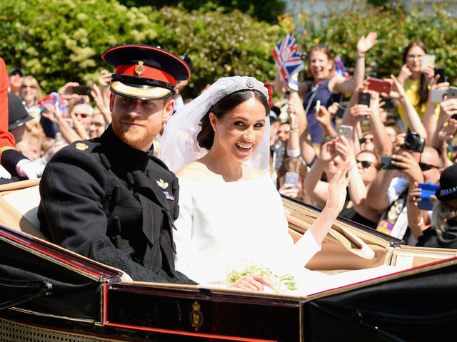 Green Jaguar: Royal newly-weds stun crowds with electrifying style